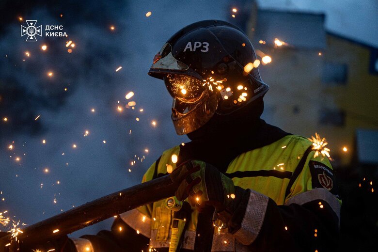 Works on the elimination of the consequences of yesterday's rocket attack on Kyiv
