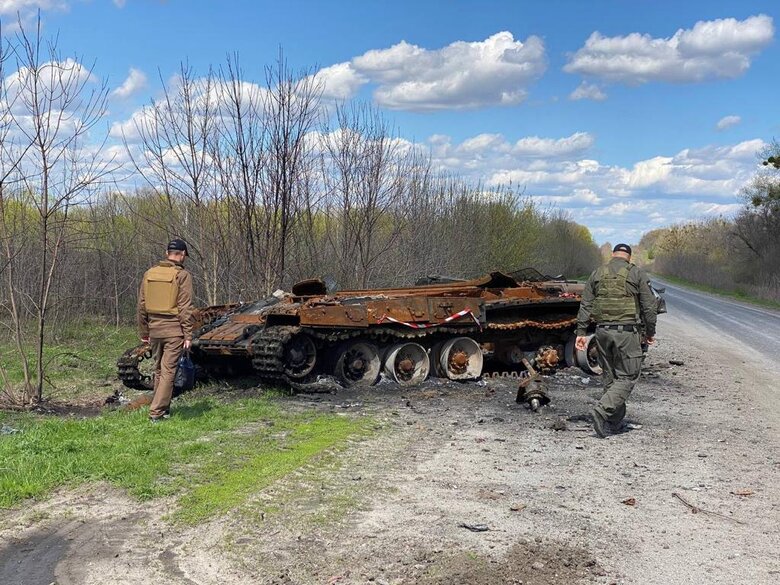 Катували і розстрілювали з танків. ДБР документує, як окупанти знищували Тростянець і його жителів 04