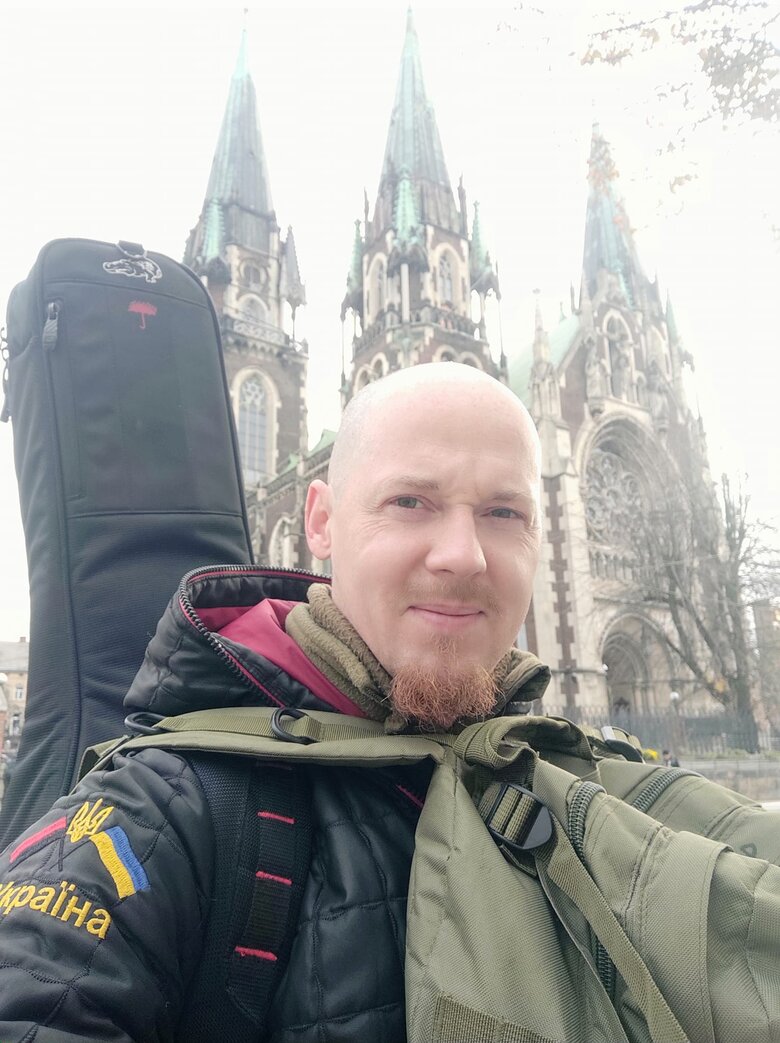 Музикант і боєць 130 батальйону ТрО Сергій Василюк: Ворог відступив, причому панічно, лишаючи не лише провізію, але й боєкомплекти та дуже солідне озброєння, якого у нас і близько не було 04 Музикант і боєць 130 батальйону ТрО Сергій Василюк: Ворог відступив, причому панічно, лишаючи не лише провізію, але й боєкомплекти та дуже солідне озброєння, якого у нас і близько не було 04