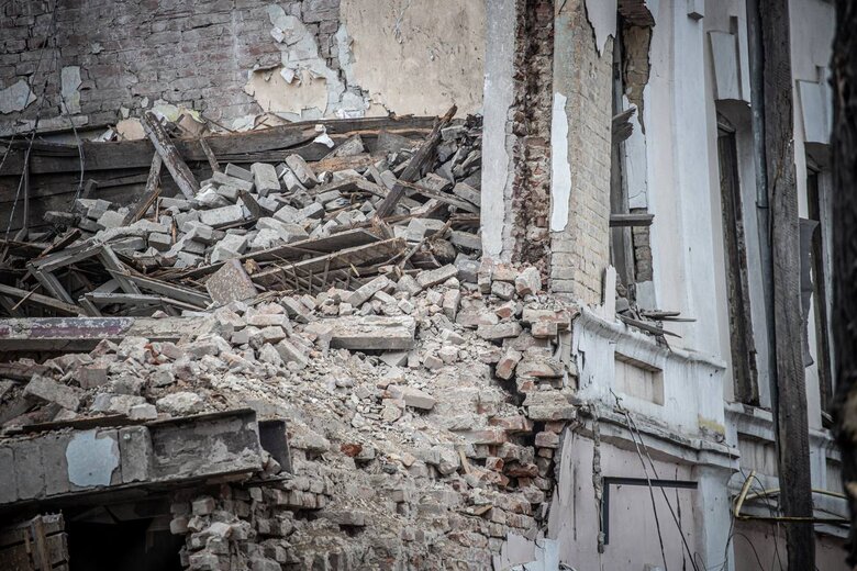 Наслідки ракетного удару РФ по житловому кварталу Дніпра 04
