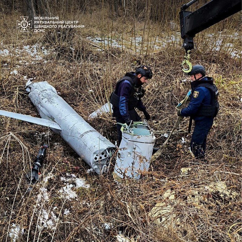 Сапери вилучили залишки російської ракети Х-55, які впали в одному з районів Києва