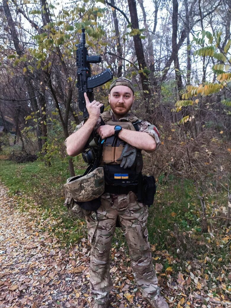 Кулеметник Шутнік з Азова Сергій Фіщук: Не було жодного дня, щоб не стріляли в нашому секторі. Якщо в інших бувають якісь дні затишшя, то в нас, якщо ворог не намагається просунутись, то просто гатить градами в поле чи річку 10