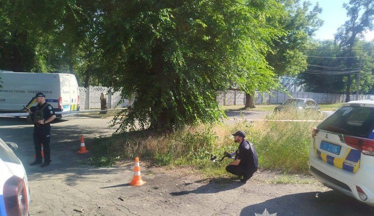 Мужчина бросил гранату в военного ТЦК и полицейского в Каменском: все трое ранены