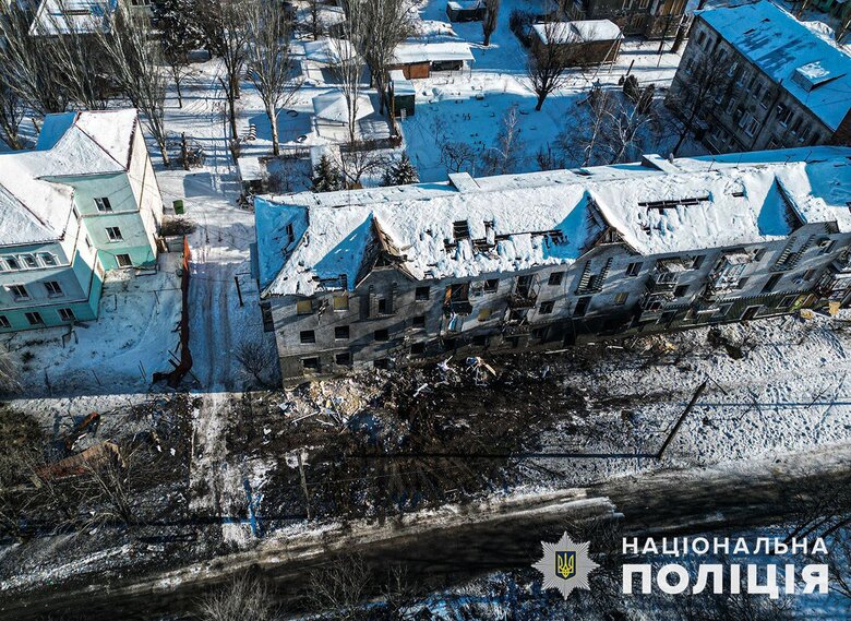 Последствия ракетных ударов РФ по Курахово: повреждены многоквартирные дома и учебное заведение 01