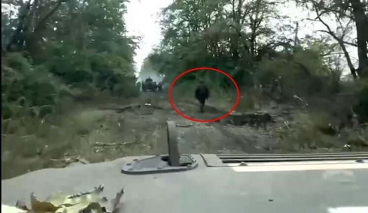 Житель Благодатного двигается по обочинам по своим делам во время боя с оккупантами и зачисткой их позиций. ВИДЕО