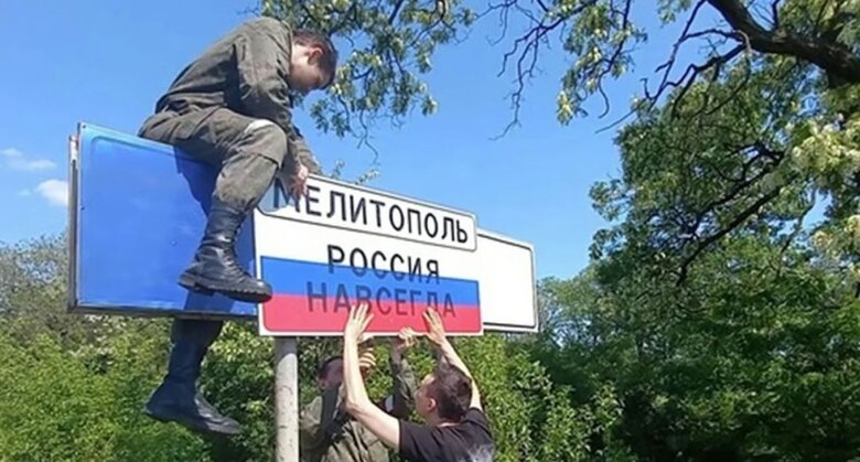 Окупанти вдягають по-цивільному ефесбешників - і ті по чергах розказують, какая плохая русская власть. Тих, хто активно включається в ці срачі, інша команда захоплює на підвал, - інтерв’ю з речником Центру національного спротиву 01