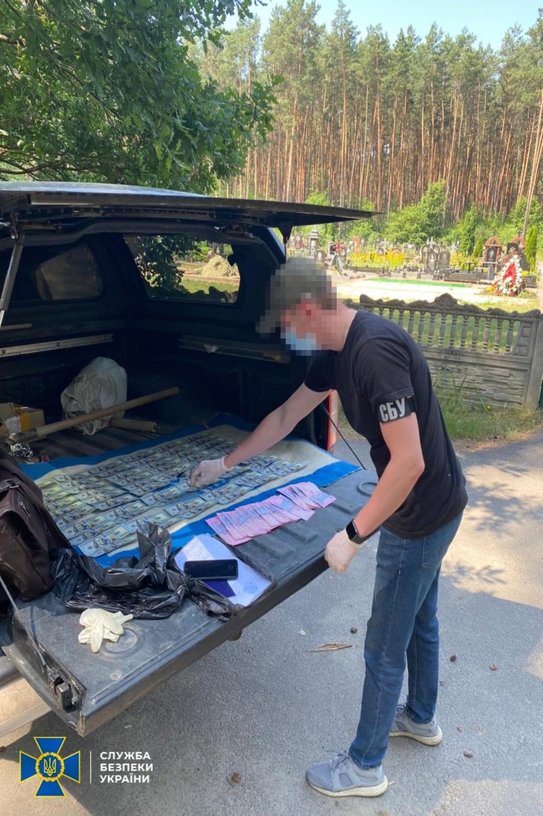 Торгівля місцями на кладовищах Києва: ще одному фігуранту протиправної схеми повідомлено про підозру 02