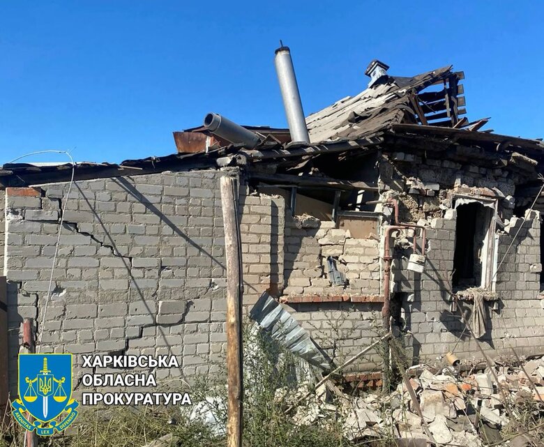 Последствия удара авиабомбой по селу Купянского района 04