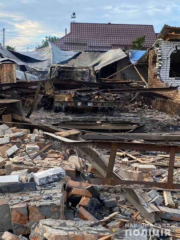 Последствия обстрелов рашистами Запорожья и области: разрушение предприятия и жилых домов. Есть погибшие и раненые 04