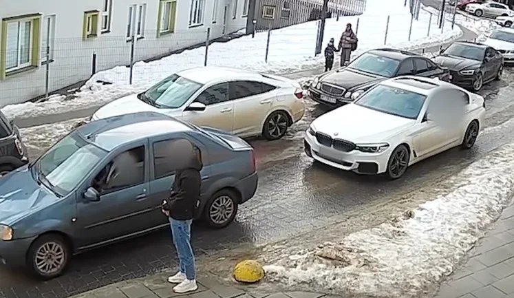 Чоловік облаяв таксиста у Львові за те, що той зупинився під час хвилини мовчання: на нього склали адмінпротокол