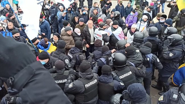 ФОПы попытались установить палатки на Майдане Незалежности: между митингующими и правоохранителями произошли стычки 46