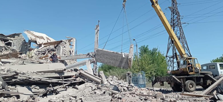 Внаслідок обстрілу Бахмута зруйновано будівлю ремонтної бази залізниці, з-під завалів вилучили тіло чоловіка, - ДСНС 03