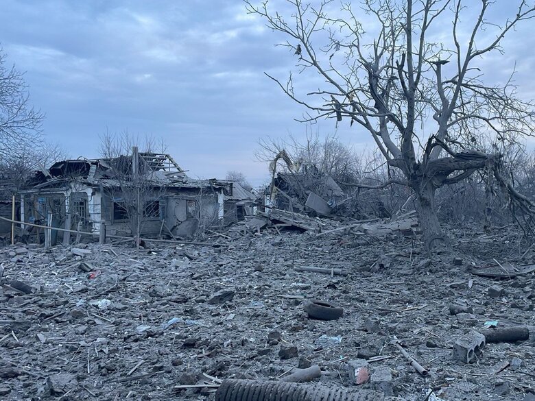 Оккупанты ударили 3 ракетами по Покровску - попали в промышленное здание 01