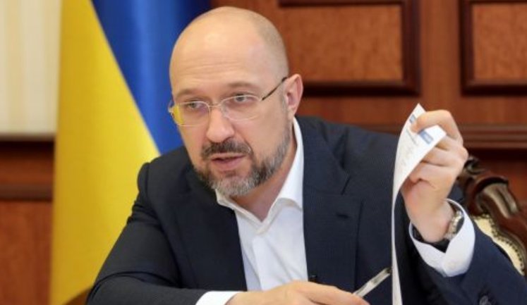 Шмигаль посперечався з компанією Ахметова про причини "чорного снігу" біля Бурштинської ТЕС