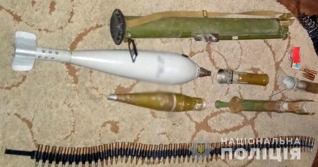 Киянин зберігав удома гранату, патрони і муляжі боєприпасів, - Нацполіція 03