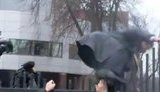 Адвокат Тимошенко упал с двухметрового забора возле Апелляционного суда. + ВИДЕО.
