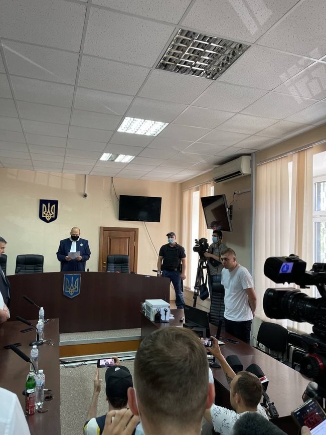 Печерський райсуд продовжив домашній арешт Медведчуку 01