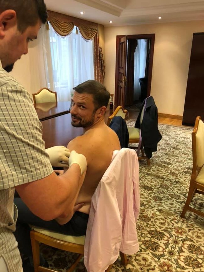 Слуги народу на чолі з Разумковим зробили щеплення від дифтерії 03