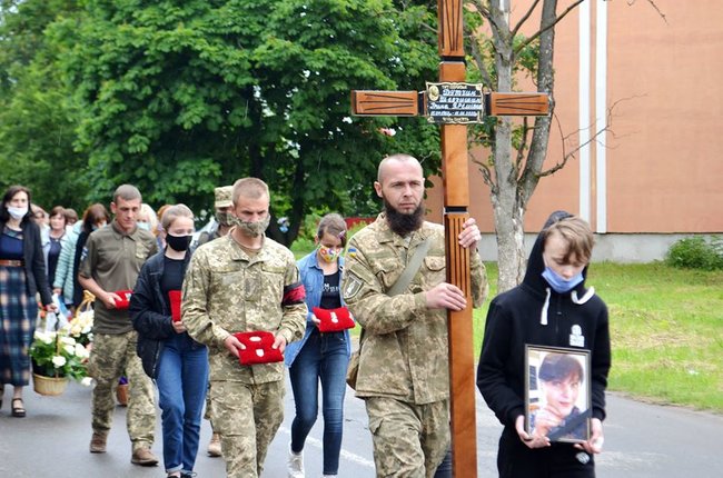 В Івано-Франківській області попрощалися з трагічно загиблою волонтеркою-парамедиком Іриною Шевчишин 02