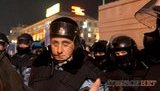 Беркут-журналисту: Что ты меня снимаешь? Смотри, сейчас у тебя техника упадет. Случайно. ФОТО