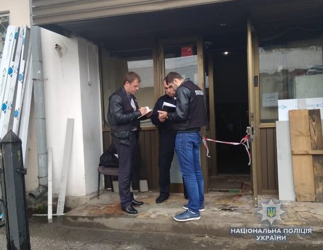 Двоє невідомих у масках зі стріляниною пограбували адміністрацію ринку в Києві 06