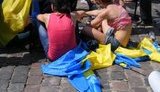"Антифашисты" "регионалов" посидели на флагах Украины и разошлись, превратив центр Киева в мусоросвалку. ФОТОрепортаж