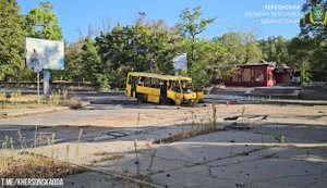 Окупанти вдарили з артилерії по Херсону: знищено автобус, поранено трьох людей. ВIДЕО