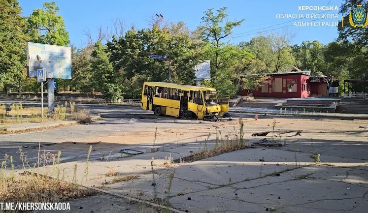 Окупанти вдарили з артилерії по Херсону: знищено автобус, поранено трьох людей. ВIДЕО