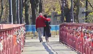 Разрешить прогулки в парках и обязать держать дистанцию: нардепы "Голоса" требуют внести изменения в постановление Кабмина о карантине