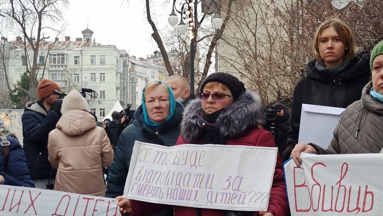 Требую справедливости: родные погибших военнослужащих пикетировали ОП с требованием расследовать случаи небоевых потерь 14