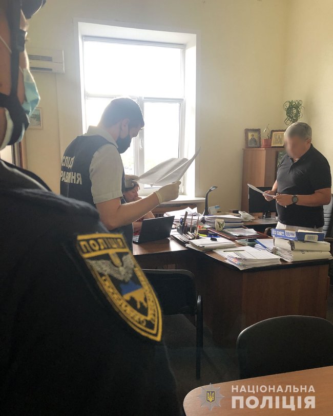Поліція проводить обшуки в міськраді Миколаєва 02