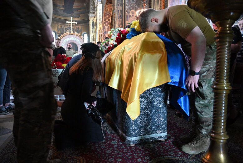 У Володимирському соборі попрощалися із загиблим у боях за Україну воїном Микитою Оптимістом Красновідом 20