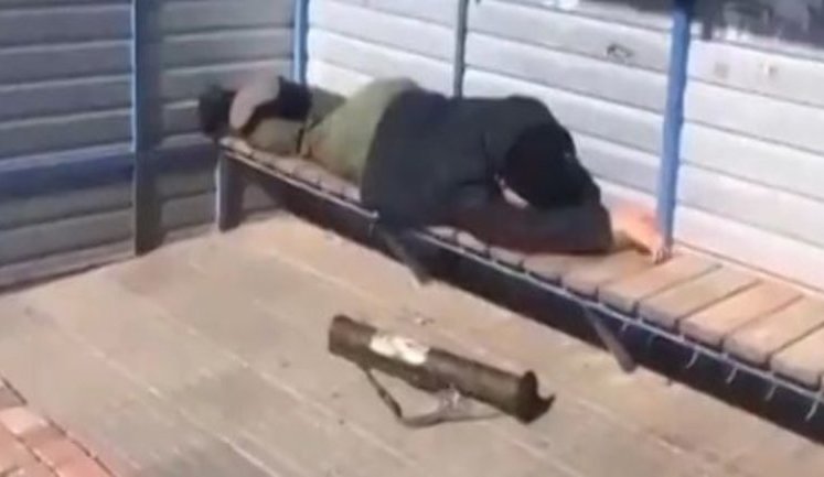 "С такими темпами до Киева они не скоро дойдут", - пьяный российский наемник с тубусом от РПГ уснул на остановке общественного транспорта в оккупированном Алчевске. ВИДЕО