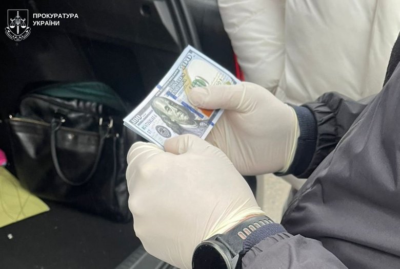 У Львові ексдоцент за $10 тисяч обіцяв оформити виїзд за кордон