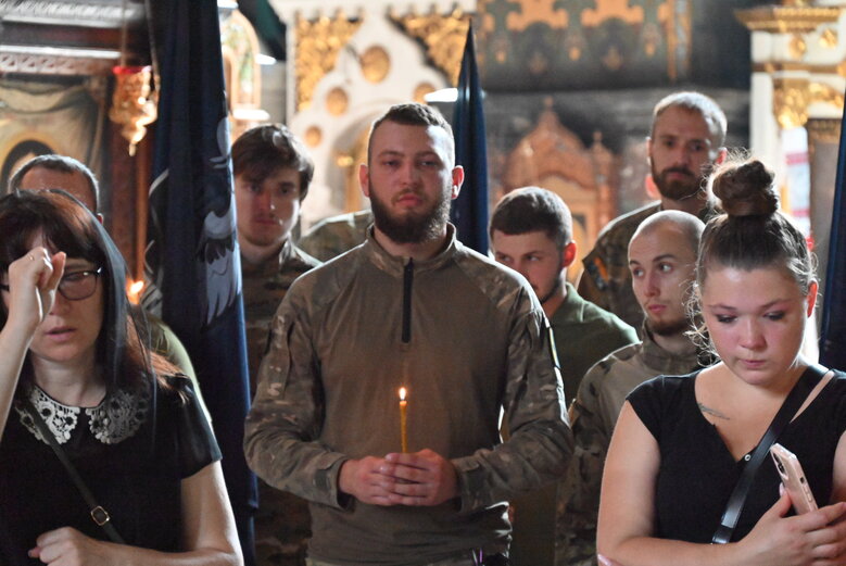 У Володимирському соборі попрощалися із загиблим у боях за Україну воїном Микитою Оптимістом Красновідом 24