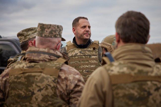 Зеленский посетил передовые позиции ВСУ в зоне ООС на Луганщине (обновлено) 09