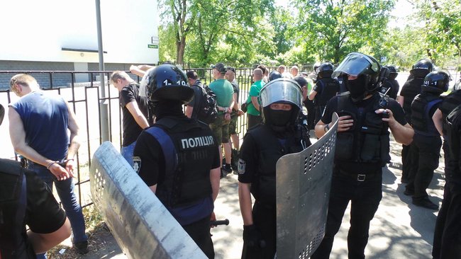 Неизвестные разгромили киоски возле Лесной, где избили пенсионера. Произошли столкновения с полицией 29