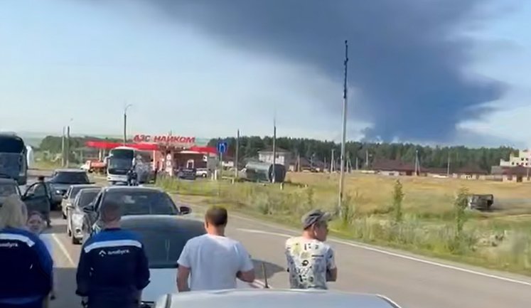 После удара по НПЗ в Татарстане россияне выстроились в километровые очереди на АЗС. ВИДЕО