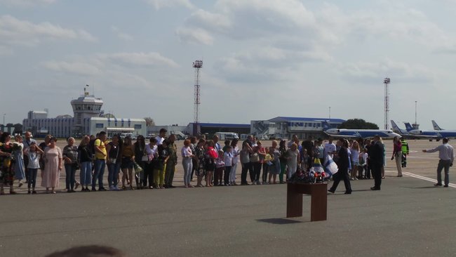 Родичі, журналісти, Зеленський, Баканов, Аваков у Борисполі чекають літака з українцями 12