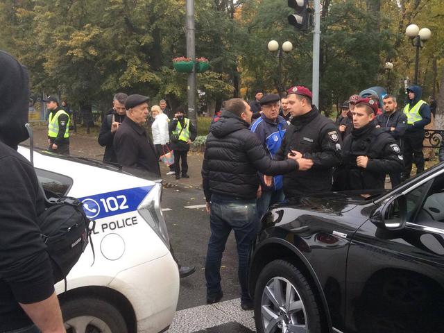 Police does not allow Automaidan cars to Rada 04 Police does not allow Automaidan cars to Rada 04