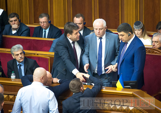 Ляшко і Богуслаєв вивчають газету, Семерак в оточенні нардепів та обійми Ричкової і Полторака, - день роботи ВР 18 травня 10