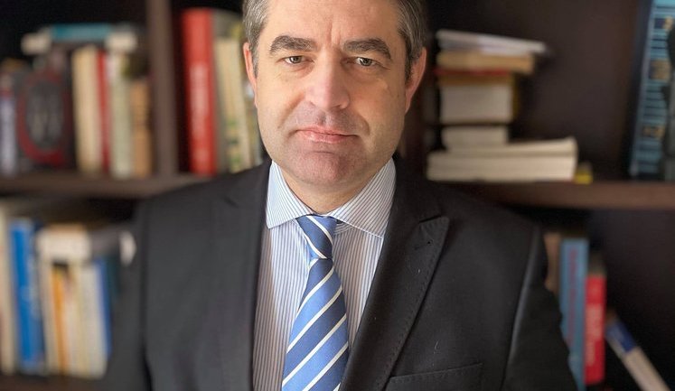 Посол України в Чеській Республіці Євген Перебийніс: "Чеський уряд скасував усі формальні бар’єри для працевлаштування прибулих сюди громадян України"