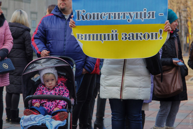 Батьки нещеплених школярів в Одесі вимагали пустити дітей за парти: Чому закрили тільки школи, а театри і вузи працюють? 04