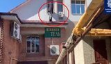 Постояльцы гостиницы в Сумах попытались украсть телевизор, спустив его с третьего этажа через окно на связанных простынях. ВИДЕО