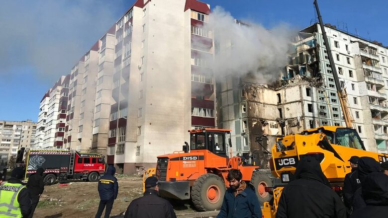 У зруйнованій росіянами багатоповерхівці в Умані знову спалахнула пожежа 01