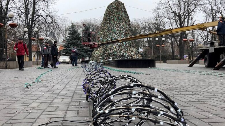 В Николаеве новогоднюю елку заменит памятник Святому Николаю, покрытый маскировочными сетками 01