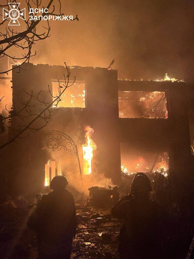 Підрозділами ГУ ДСНС проводиться гасіння пожежі.