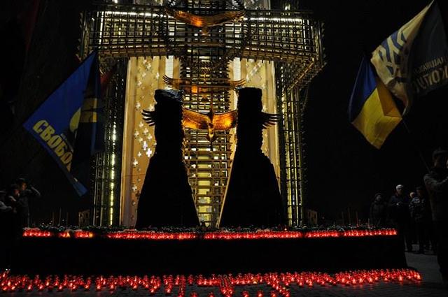 Националисты провели в Киеве акцию памяти жертв Голодомора 10