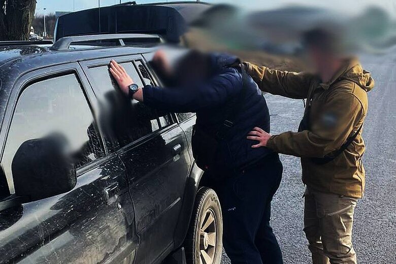 Двоє контрактників намагалися продати криміналітету трофейну російську зброю, захоплену під Бахмутом, - СБУ 03
