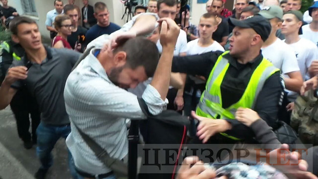 Активісти C14 побилися із журналістом Громадського Бурдигою під будівлею Голосіївського суду 08